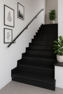 Schody w domu wykonane z czarnego konglomeratu Santamargherita Nero, zielone rośliny, obrazy na ścianach, nowoczesny styl.
