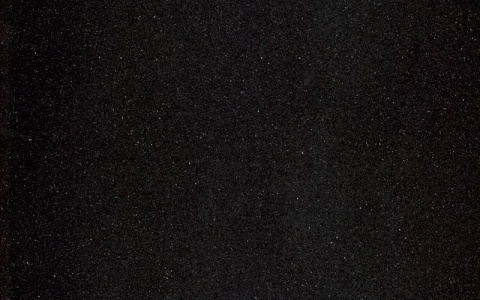 Nero zachwyca jednolitą, głęboką czernią z delikatnie widocznymi drobinami kwarcu