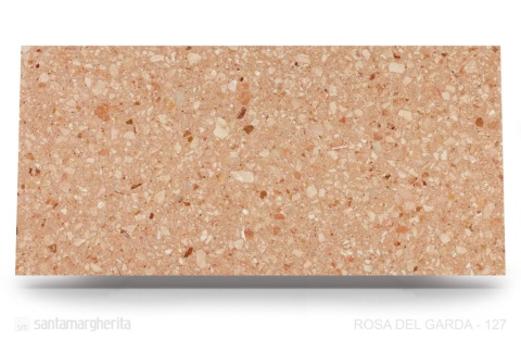 Ciepły róż z nutami brzoskwini, kremu i beżu, z naturalnymi fragmentami marmuru o jaśniejszych i ciemniejszych akcentach