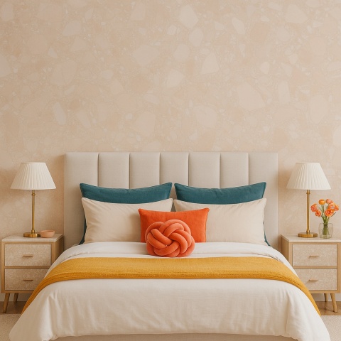 Elegancka sypialnia z gładką dekoracyjną ścianą z konglomeratu Rosa Perlino, kontrastową pościelą i stylowymi dodatkami