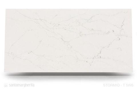 Stormio zachwyca czystością bieli przełamaną subtelnymi, srebrzysto-szarymi żyłami