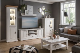 Salon w jasnych barwach z blatami z konglomeratu Stormio, eleganckimi meblami i dużymi oknami.