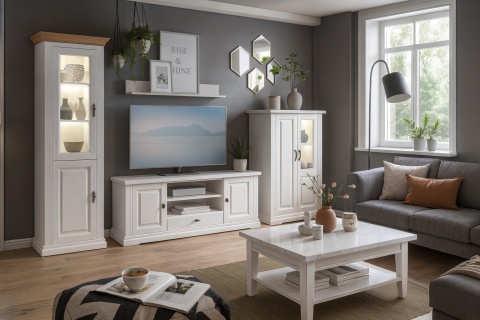 Salon w jasnych barwach z blatami z konglomeratu Stormio, eleganckimi meblami i dużymi oknami.