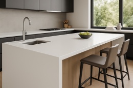 Nowoczesna, przestronna jadalnia z dużym stołem w konglomeracie Santamargherita Vega, w stylu minimalistycznym.