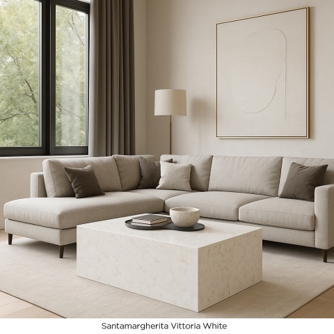 salon z nowoczesną sofą, dużymi oknami i jasnym blatem z konglomeratu Vittoria White o subtelnych szaro-beżowych użyleniach.