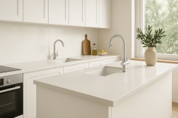 Nowoczesna, minimalistyczna kuchnia z jasnym konglomeratem Santamargherita Zenith na blacie wyspy.