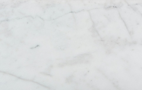 lanco Ibiza to marmur naturalny klasy EX o jasnej, mlecznobiałej bazie i subtelnych szarych żyłkach.
