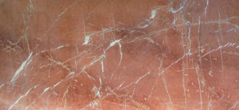 Rojo Alicante to marmur o intensywnie czerwono-brązowym tle, często określanym jako kolor „ceglasty” lub „terakota”