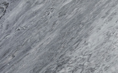 Gris Adria charakteryzuje się chłodną, szarą bazą, która miejscami przechodzi w tony antracytu i grafitu