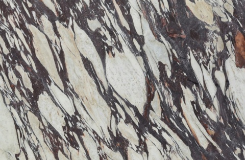 Arabescato Violet zachwyca białym, mleczno-szarym tłem, na którym widoczne są nieregularne żyły i przebarwienia