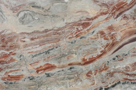 Rosso Orobico zachwyca swoją złożoną paletą barw. Dominują tonacje czerwieni, rdzawego brązu, ceglastych różów i fioletów,