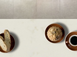 Blat wykonany z konglomeratu Bianco Nube o mlecznobiałej kolorystyce    z szarymi przebarwieniami i subtelnymi żyłkami