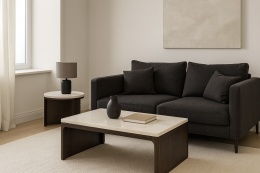 Salon z ciemnymi meblami, jasnymi blatami i parapetami z konglomeratu SiQuartz Bianco Nube w eleganckim wnętrzu.