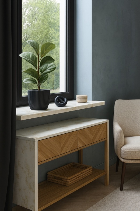 Wnętrze z jasnym parapetem z konglomeratu kwarcytowego Bianco Oro i dekoracyjnymi akcentami w świetle dziennym.