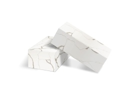 2 bloczki wykonane z Calacatta o tle w odcieniach bieli i ecru z żyłkami w tonach szarości, złota i beżu.