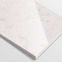 Płyta wykonana z konglomeratu Bianco Carrara jasne tło przełamane lekkim, rozproszonym żyłkowaniem w odcieniach szarości.