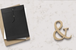 Blat wykonany z konglomeratu Bianco Carrara jasne tło przełamane lekkim, rozproszonym żyłkowaniem w odcieniach szarości.