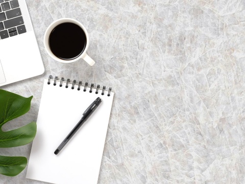 Blat wykonany z konglomeratu Cristallo w odcieniach bieli, mleka i lodowej szarości.