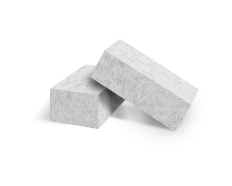 2 bloczki wykonane z konglomeratu Cristallo w odcieniach bieli, mleka i lodowej szarości.