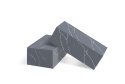 2 bloczki  wykonane z konglomeratu Gris Marquina o ciemnym grafitowym tle, z nieregularnymi żyłkami w szarości i mlecznej bieli.