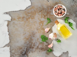 Blat wykonany z konglomeratu Patagonia to szarości, złociste tony i mleczna biel, z żyłami i plamami o ciepłej barwie.