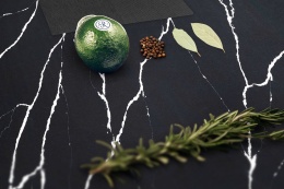 Blat wykonany z konglomeratu  Nero Marquina o czarnym tle z żyłami w chłodnym, mlecznobiałym odcieniu