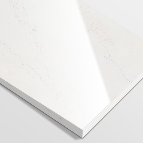 Płyta wykonana z konglomeratu Statuarietto o śnieżnobiałym tle z jasnoszarymi oraz srebrzystymi żyłkami.