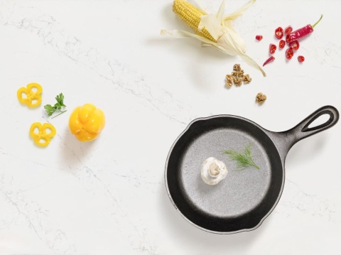 Blat wykonany z konglomeratu Statuarietto o śnieżnobiałym tle z jasnoszarymi oraz srebrzystymi żyłkami.