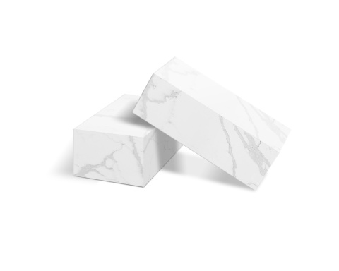 2 bloczki wykonane z konglomerat Statuario Forte w kolorystyce bieli z wyrazistym, antracytowo-szarym użyleniem.