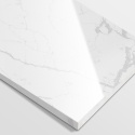 Płyta wykonana z konglomeratu  Statuario Forte w kolorystyce bieli z wyrazistym, antracytowo-szarym użyleniem.