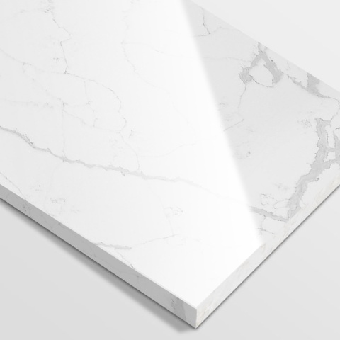 Płyta wykonana z konglomeratu  Statuario Forte w kolorystyce bieli z wyrazistym, antracytowo-szarym użyleniem.