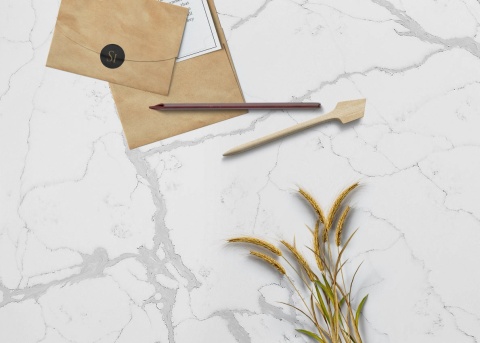 Blat wykonany z konglomeratu  Statuario Forte w kolorystyce bieli z wyrazistym, antracytowo-szarym użyleniem.