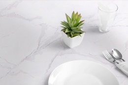 Blat wykonany z konglomeratu  Statuario Gold Baza o białym o chłodnym tonie z żyłami w odcieniach szarości, beżu i złota.