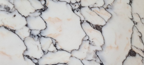 Arabescato łączy mlecznobiałe tło z intensywnymi, dynamicznymi żyłami w czerni, szarości i delikatnym, złamanym beżu.