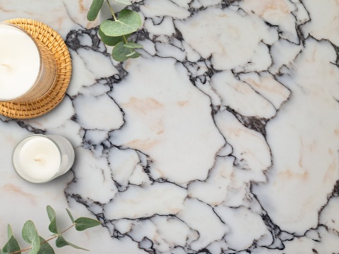 Blat wykonany z konglomeratu Arabescato o mlecznobiałym tle z żyłami w czerni, szarości i złamanym beżu.