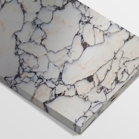 Płyta wykonana z konglomeratu Arabescato o mlecznobiałym tle z żyłami w czerni, szarości i złamanym beżu.