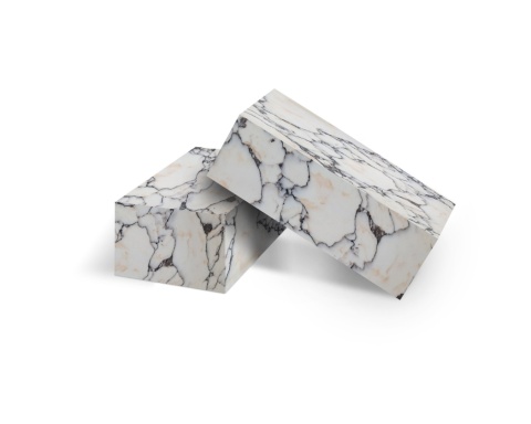 2 bloczki wykonane z konglomeratu Arabescato o mlecznobiałym tle z żyłami w czerni, szarości i złamanym beżu.