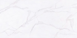 Statuario Gold Baza płyty utrzymana jest w bieli o chłodnym tonie z żyłami w odcieniach szarości oraz ciepłego beżu i złota.