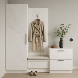 Nowoczesny przedpokój z meblami wykończonymi płytą SiQuartz Statuario Gold w jasnym wnętrzu z akcentami złota.