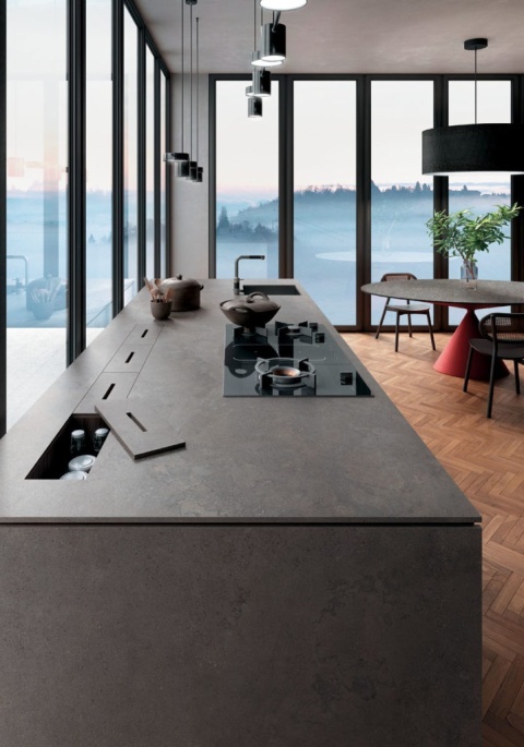 Nowoczesna kuchnia z wyspą wykończoną spiekiem Buxy Select w odcieniu szarości.