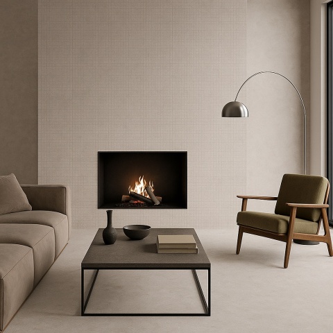 Minimalistyczny salon z kominkiem obudowanym spiekiem Infinity Arkeon Fossil Tartan Matte w jasnoszarej tonacji.