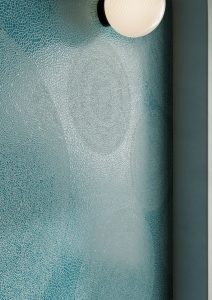 Ściana z turkusowym spiekiem Infinity Holos Andaman Emerald polished, wzór random bookmatch