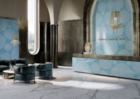 Recepcja hotelu Golden SPA z turkusowym spiekiem Infinity Holos Andaman Emerald polished na ścianach