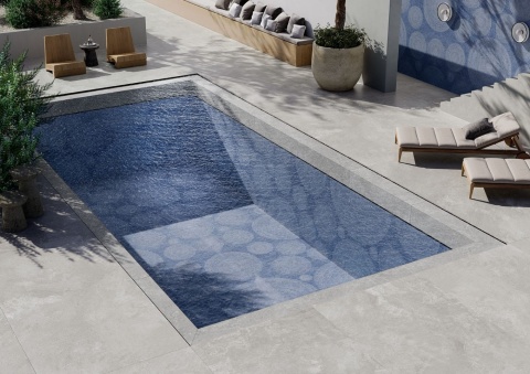 Basen zewnętrzny wyłożony płytą Infinity Holos Aegean Blue polished, turkusowo-niebieski wzór random bookmatch