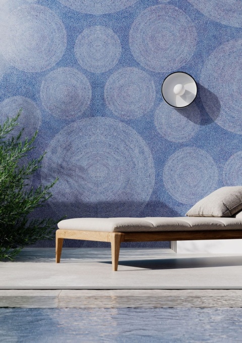 Dekoracyjna ściana z niebieskim spiekiem Infinity Holos Aegean Blue polished, wzór random bookmatch.
