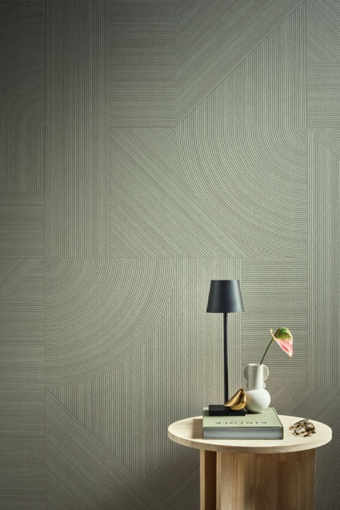 Ściana z zielonym spiekiem Infinity HL11 Midori 3D, geometryczny wzór, aranżacja ze stolikiem i lampą.