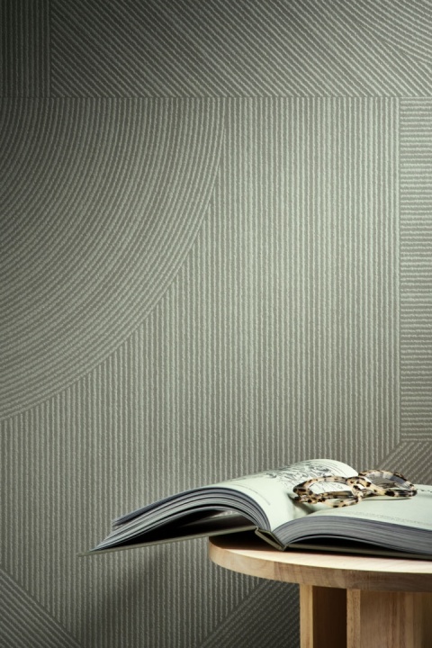 Zbliżenie na spiek Infinity HL11 Midori 3D w odcieniach zieleni, geometryczny wzór przy otwartej książce.