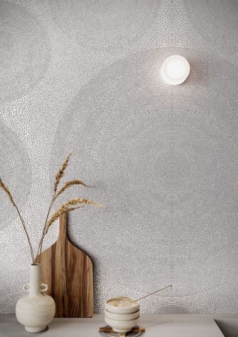 Dekoracyjna ściana w kuchni wykończona spiekiem Infinity Hyams White polished, wzór random bookmatch