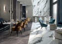 Restauracja z podłogą i ścianami wykończonymi spiekiem Infinity MB02 Renoir w eleganckim marmurze.