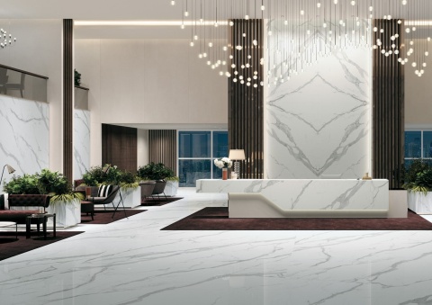 Lobby z recepcją i ścianą w bookmatch wykończoną spiekiem Infinity MB03 Classic Statuario.